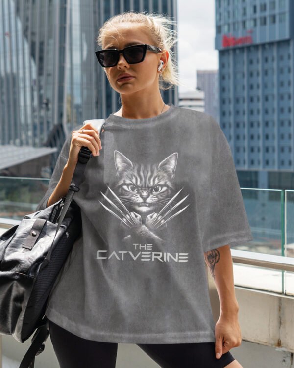 Damska koszulka oversize <br>The Catverine - efekt sprania