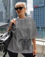 Damska koszulka oversize <br>Turtle - efekt sprania