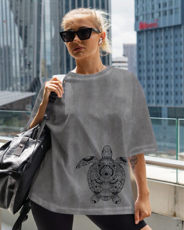 Damska koszulka oversize <br>Turtle - efekt sprania
