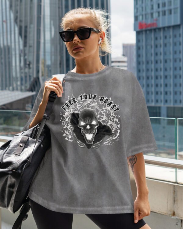 Damska koszulka oversize <br>Free Your Beast - efekt sprania