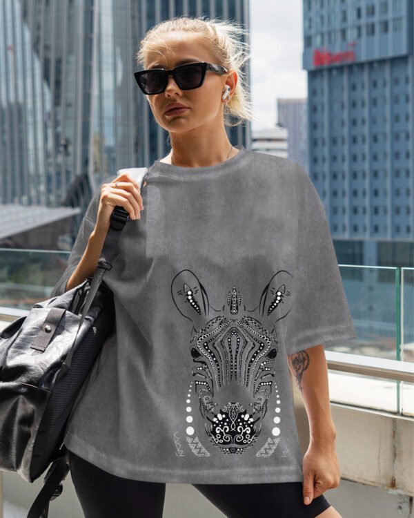 Damska koszulka oversize <br>Zebra, edycja White - efekt sprania