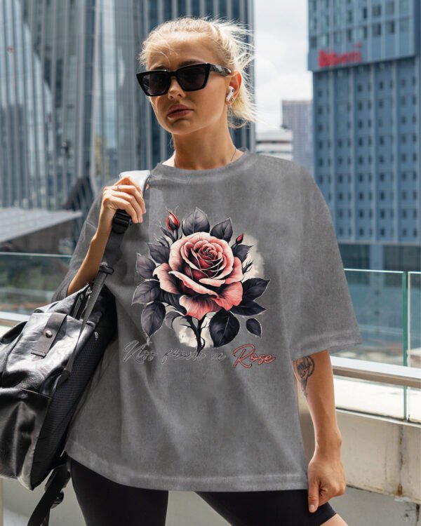 Damska koszulka oversize <br>Kiss from a Rose - efekt sprania