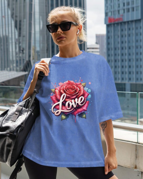 Damska koszulka oversize <br>Love and Roses - efekt sprania