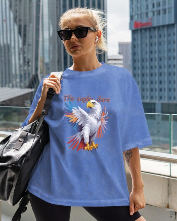 Damska koszulka oversize <br>The Eagles Dare - efekt sprania