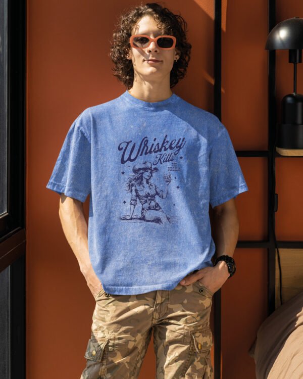 Męska koszulka oversize <br>Whiskey Kills the Boredom, edycja White - efekt sprania