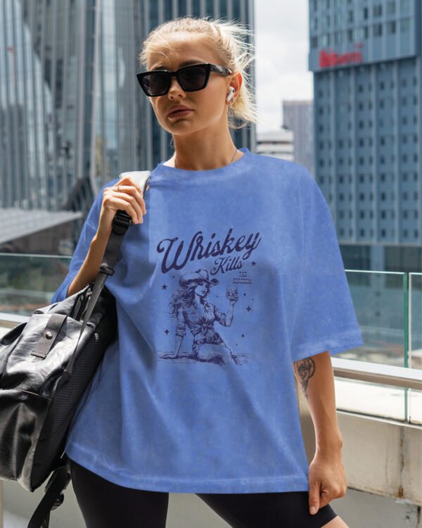 Damska koszulka oversize <br>Whiskey Kills the Boredom, edycja White - efekt sprania