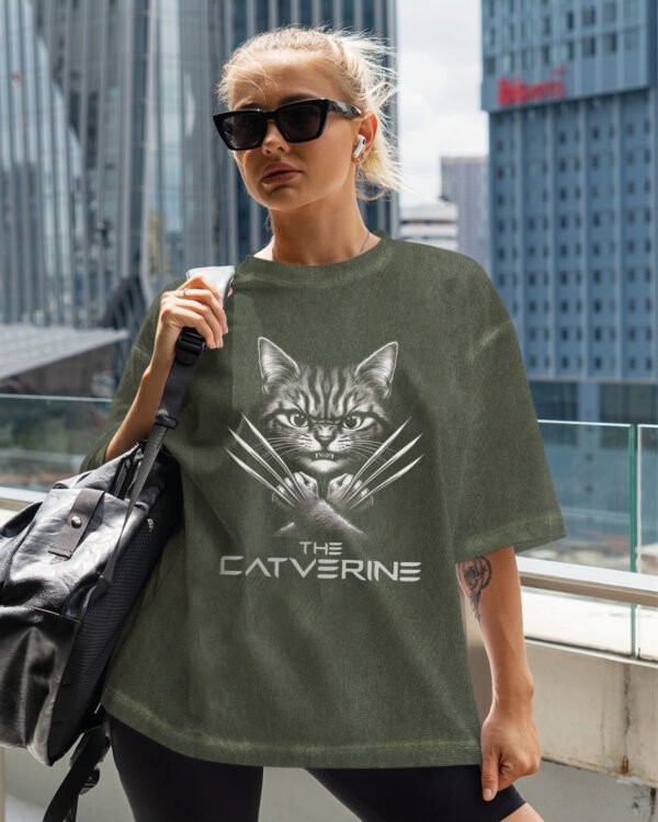 Damska koszulka oversize <br>The Catverine - efekt sprania