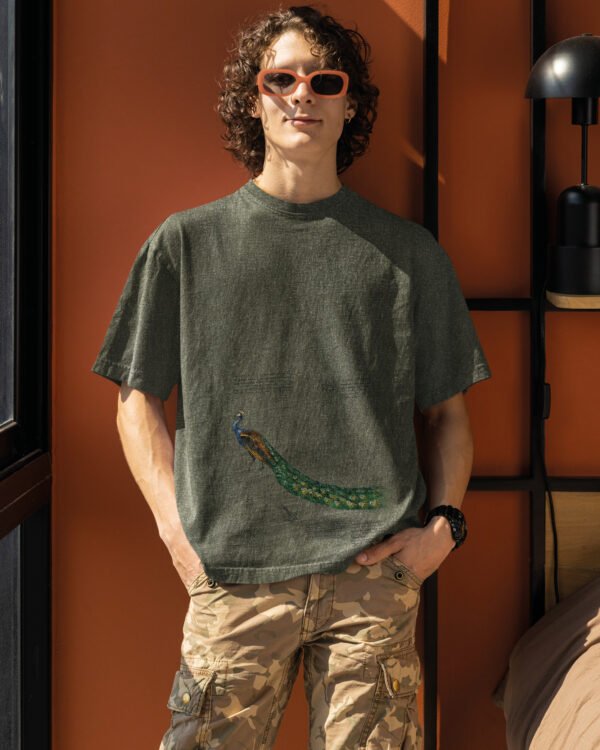 Męska koszulka oversize <br>Pawia Elegancja - efekt sprania
