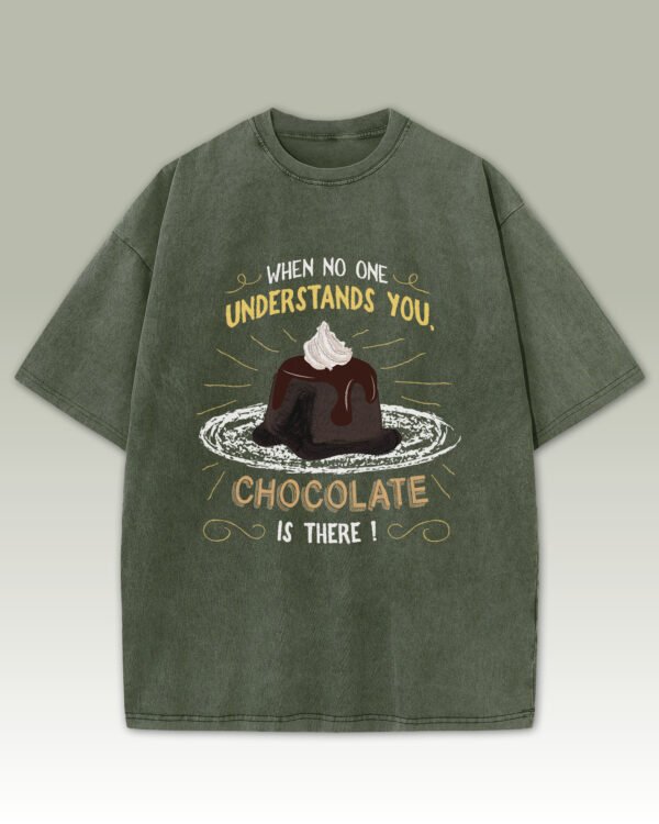 Damska koszulka oversize <br>Chocolate Always Understands - efekt sprania