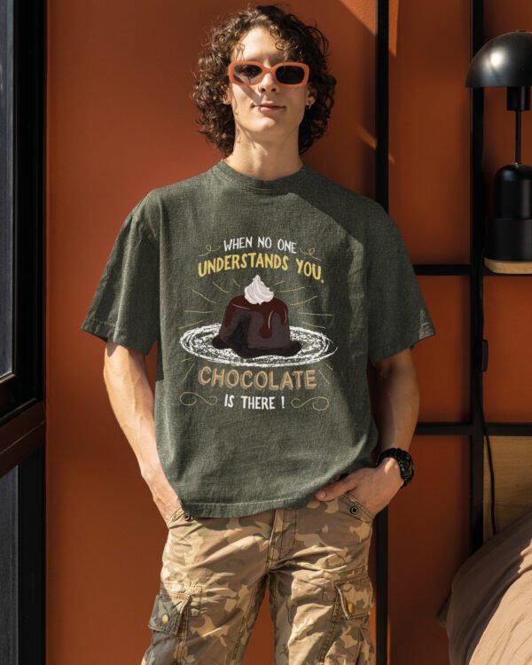 Męska koszulka oversize <br>Chocolate Always Understands - efekt sprania