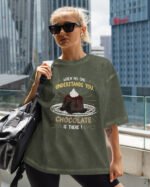 Damska koszulka oversize <br>Chocolate Always Understands - efekt sprania