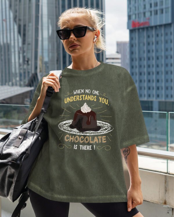 Damska koszulka oversize <br>Chocolate Always Understands - efekt sprania