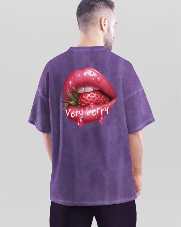 Męska koszulka oversize <br>Very Berry - efekt sprania