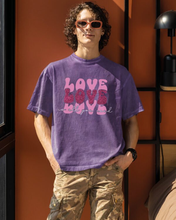 Męska koszulka oversize <br>Love is All You Need - efekt sprania