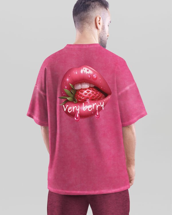 Męska koszulka oversize <br>Very Berry - efekt sprania