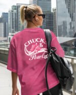 Damska koszulka oversize <br>Chucks & Pearls - efekt sprania