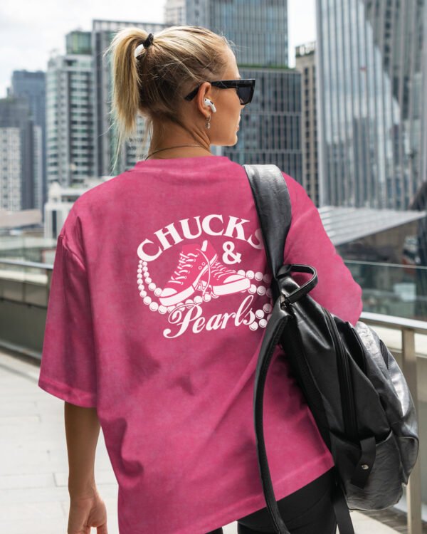 Damska koszulka oversize <br>Chucks & Pearls - efekt sprania