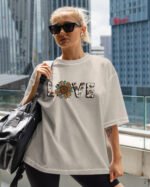 Damska koszulka oversize <br>Floral Love - efekt sprania