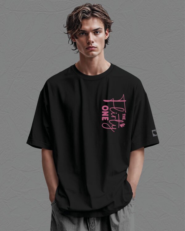 Koszulka oversize <br>The Flirty One - nadruk z zamszu