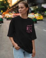 Koszulka oversize <br>The Flirty One - nadruk z zamszu