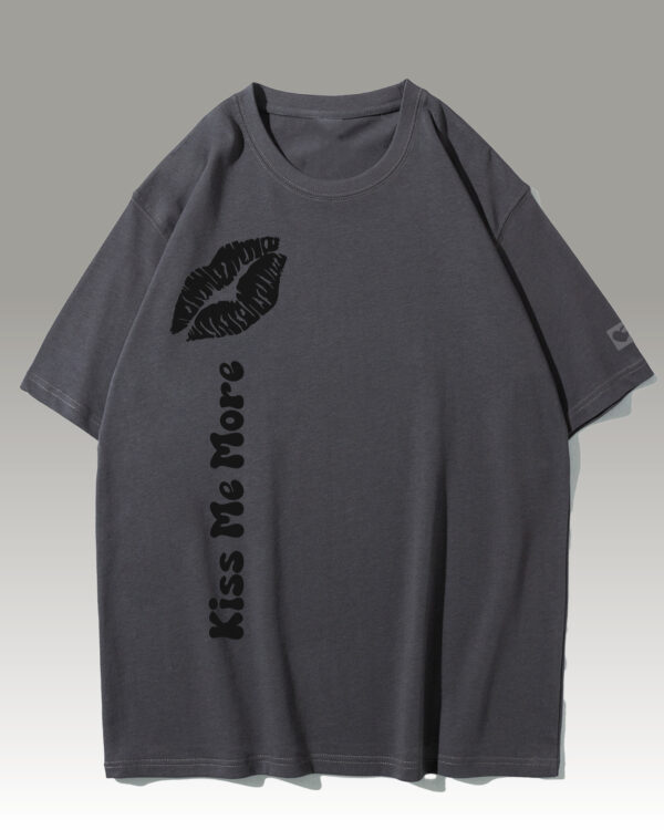 PLO 021BLACK SIL Tshirt Oversize Graphite Koszulka Gruba Premium <br>Kiss me More - nadruk silikonowy pionowy