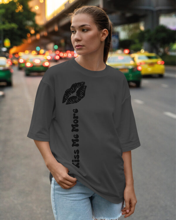 PLO 021BLACK SIL Tshirt Oversize Graphite3 Koszulka Gruba Premium <br>Kiss me More - nadruk silikonowy pionowy