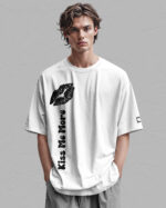 PLO 021BLACK SIL Tshirt Oversize White2 Koszulka Gruba Premium <br>Kiss me More - nadruk silikonowy pionowy