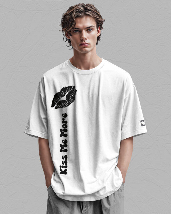 PLO 021BLACK SIL Tshirt Oversize White2 Koszulka Gruba Premium <br>Kiss me More - nadruk silikonowy pionowy