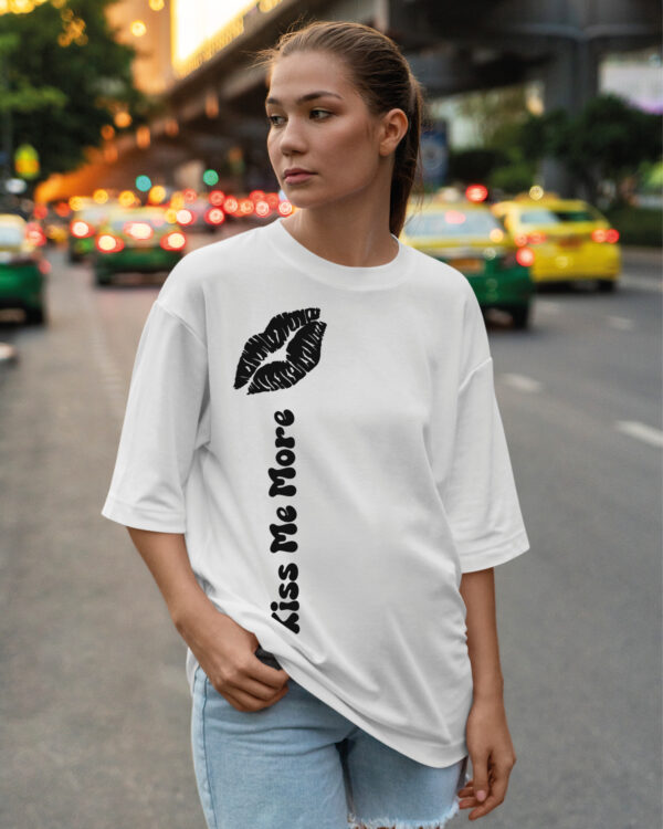 PLO 021BLACK SIL Tshirt Oversize White3 Koszulka Gruba Premium <br>Kiss me More - nadruk silikonowy pionowy