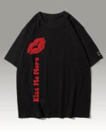 PLO 021RED SIL Tshirt Oversize Black Koszulka Gruba Premium <br>Kiss me More - nadruk silikonowy pionowy
