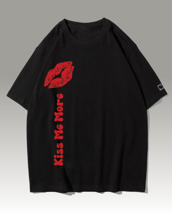 PLO 021RED SIL Tshirt Oversize Black Koszulka Gruba Premium <br>Kiss me More - nadruk silikonowy pionowy