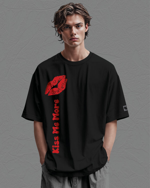 PLO 021RED SIL Tshirt Oversize Black2 Koszulka Gruba Premium <br>Kiss me More - nadruk silikonowy pionowy