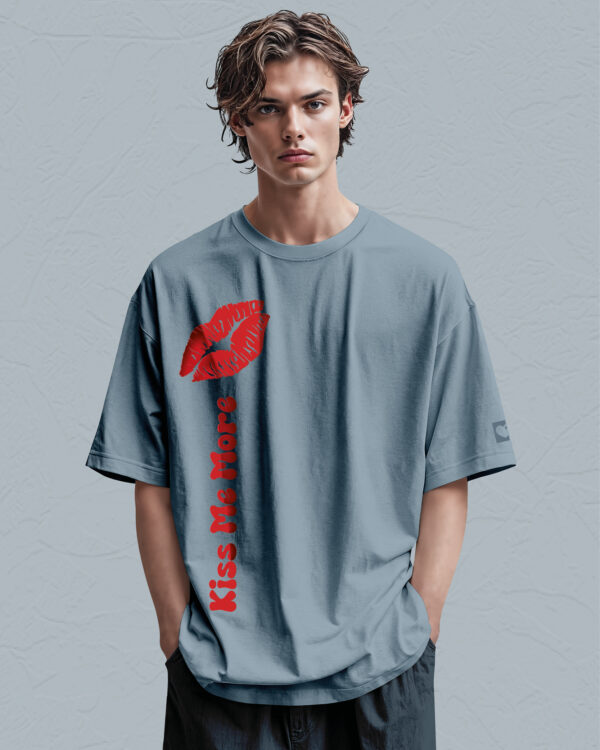 PLO 021RED SIL Tshirt Oversize Peackock Blue2 Koszulka Gruba Premium <br>Kiss me More - nadruk silikonowy pionowy