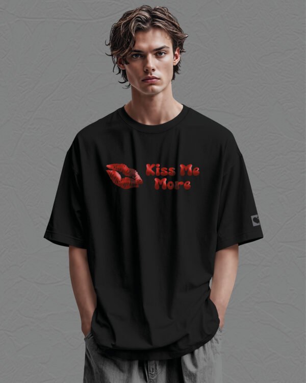 Koszulka oversize <br>Kiss me More - nadruk holograficzny poziomy