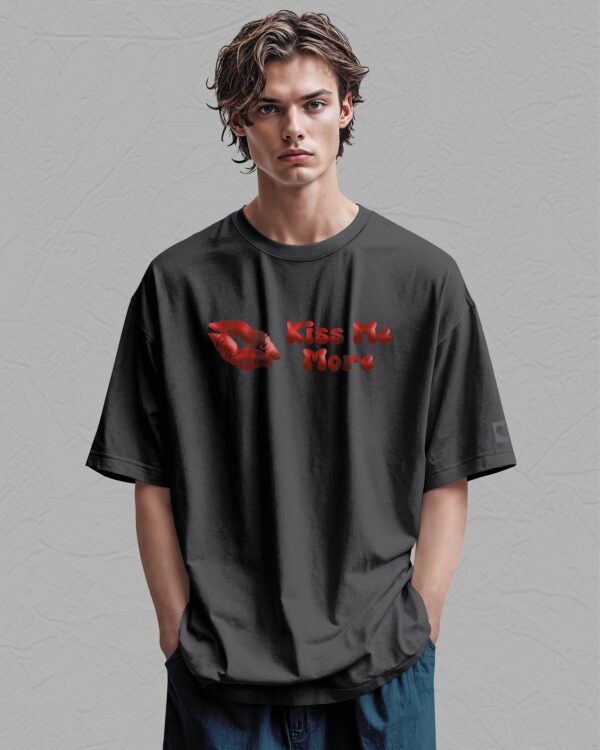 Koszulka oversize <br>Kiss me More - nadruk holograficzny poziomy
