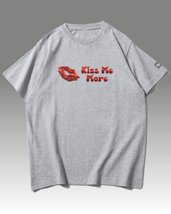 Koszulka oversize <br>Kiss me More - nadruk holograficzny poziomy