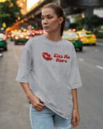Koszulka oversize <br>Kiss me More - nadruk holograficzny poziomy