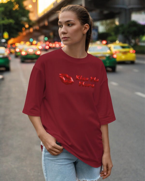 Koszulka oversize <br>Kiss me More - nadruk holograficzny poziomy