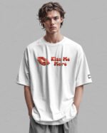 Koszulka oversize <br>Kiss me More - nadruk holograficzny poziomy