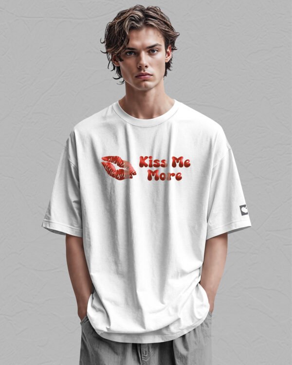 Koszulka oversize <br>Kiss me More - nadruk holograficzny poziomy