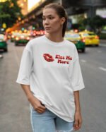 Koszulka oversize <br>Kiss me More - nadruk holograficzny poziomy