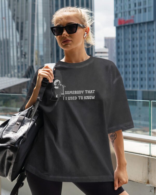 Koszulka oversize efekt sprania <br>Nadruk brokatowy Vintage Pop