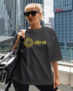 Koszulka oversize efekt sprania <br>Zamszowy nadruk Vibe ON