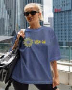 Koszulka oversize efekt sprania <br>Zamszowy nadruk Vibe ON