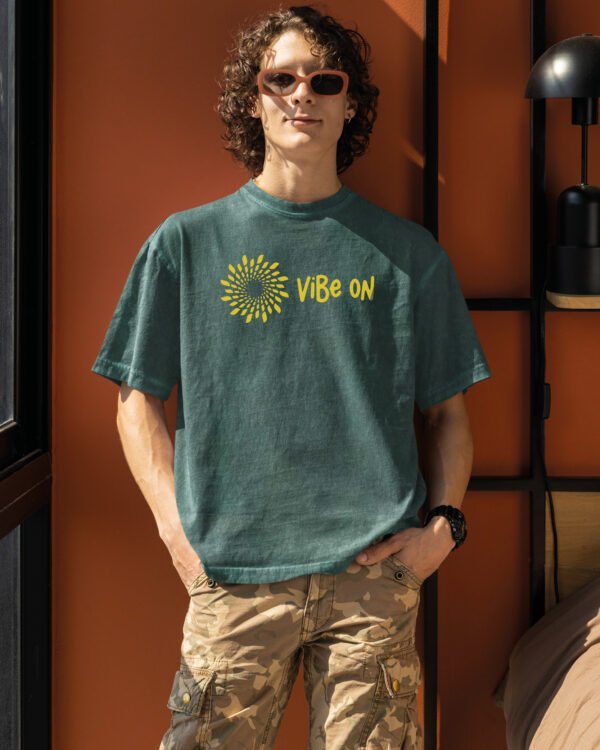 Koszulka oversize efekt sprania <br>Zamszowy nadruk Vibe ON