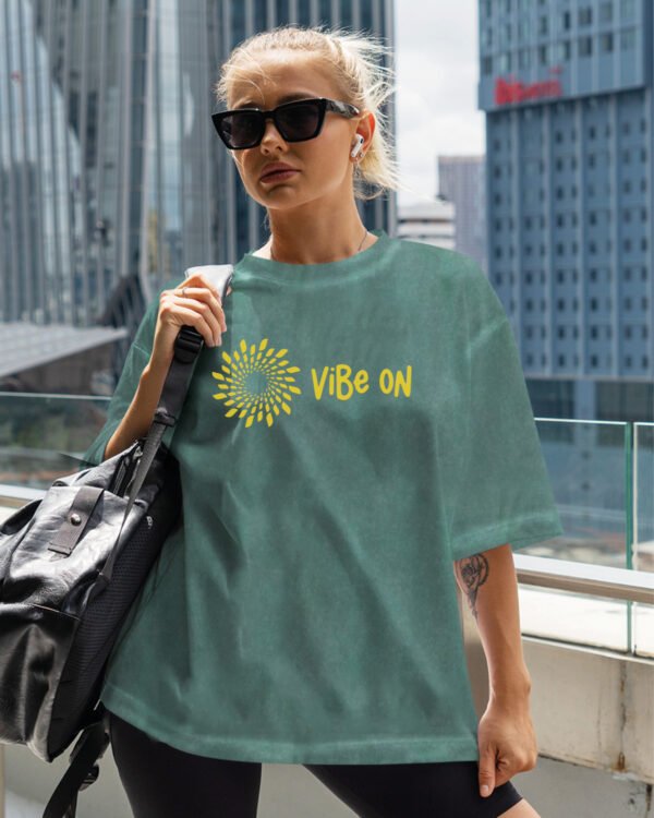 Koszulka oversize efekt sprania <br>Zamszowy nadruk Vibe ON