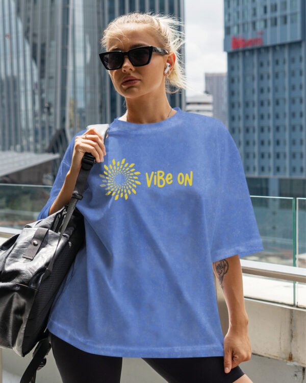 Koszulka oversize efekt sprania <br>Zamszowy nadruk Vibe ON