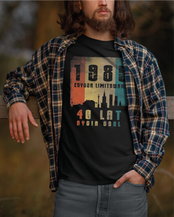 TL1028C SIM Black3 Koszulka na 40 urodziny <br>40 lat bycia cool 1985