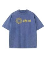 Koszulka oversize efekt sprania <br>Zamszowy nadruk Vibe ON