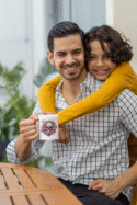 Kubek z czaszką i kwiatami kolorowy styl Día de los Muertos